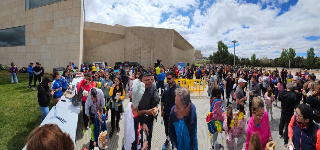Fin de la marcha, barbacoa, bebidas y venta de pulseras Fin de la marcha, barbacoa, bebidas y venta de pulseras